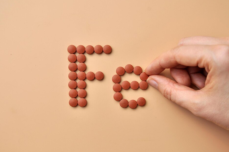 مصرف مکمل آهن یکی از راهکارهای جبران کمبود این ماده معدنی در خون است.